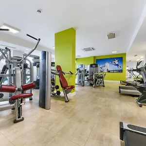  Apartment Cityscape Serenity: 10th Floor Oasis Near City Airport, Excel & 02